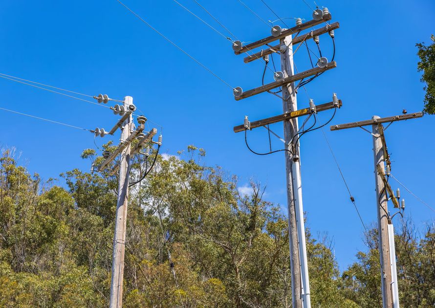 CNEL restablece el servicio eléctrico en Samborondón tras falla en alimentador Dos Cerritos