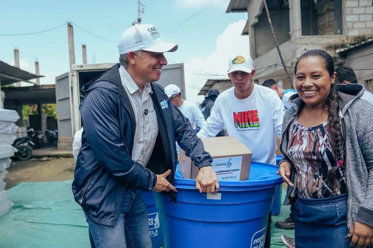 Familias de Samborondón reciben kits y tanques tras las inundaciones del 21 de marzo
