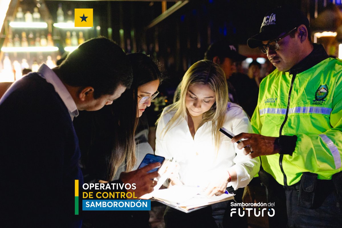 Policías controlan entradas de centros comerciales en Samborondón