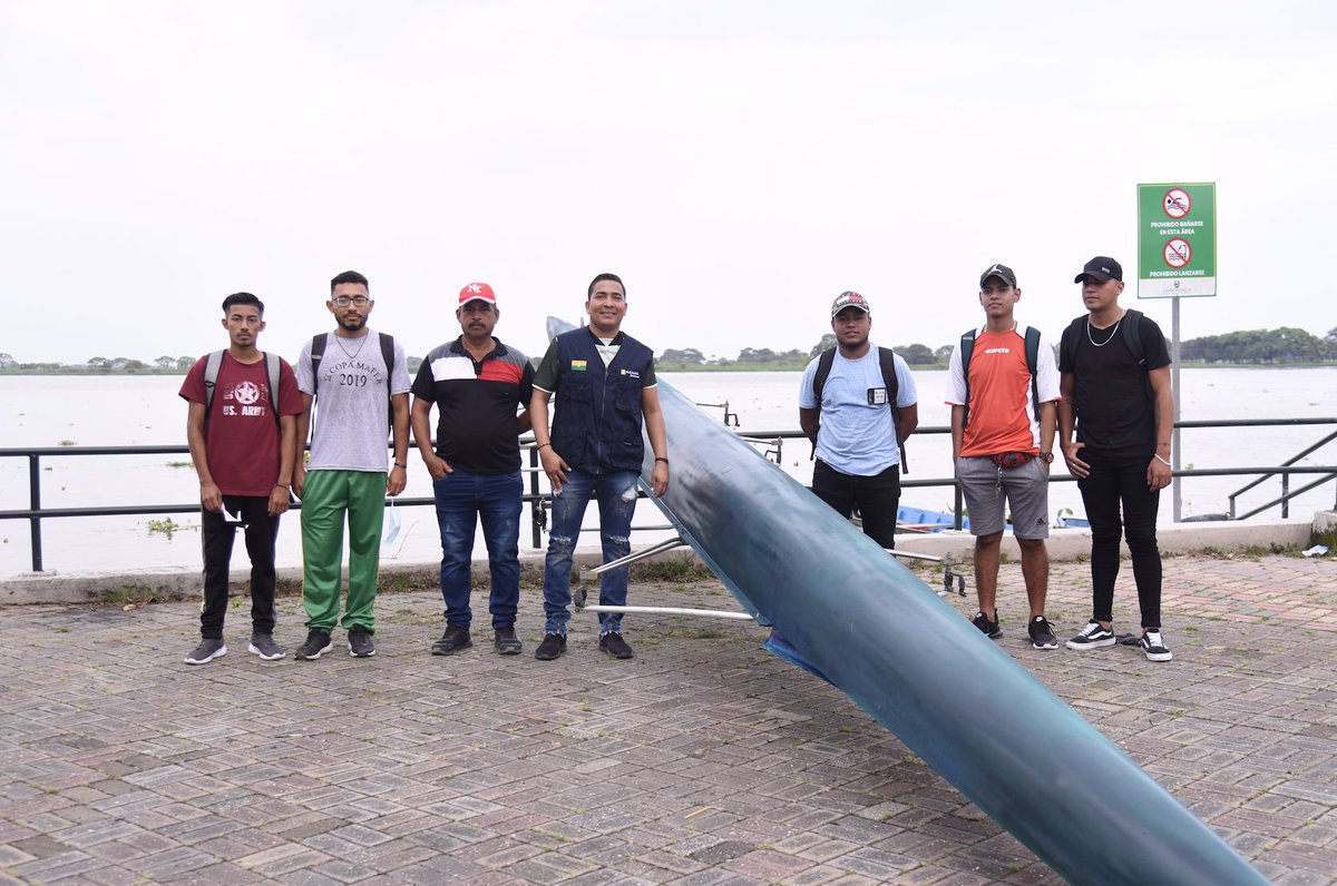 Remeros samborundoneses navegan hacia la regata Guayaquil-Posorja