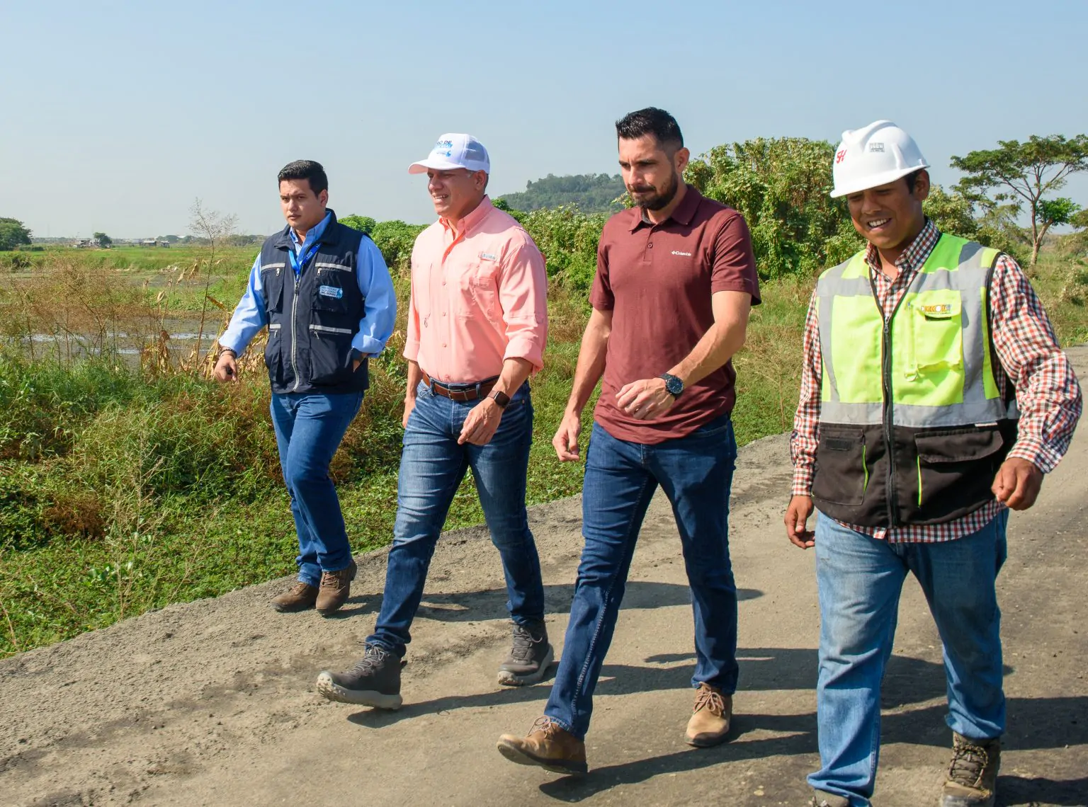 Limpieza de canales en Las Palmas protege a agricultores de Samborondón