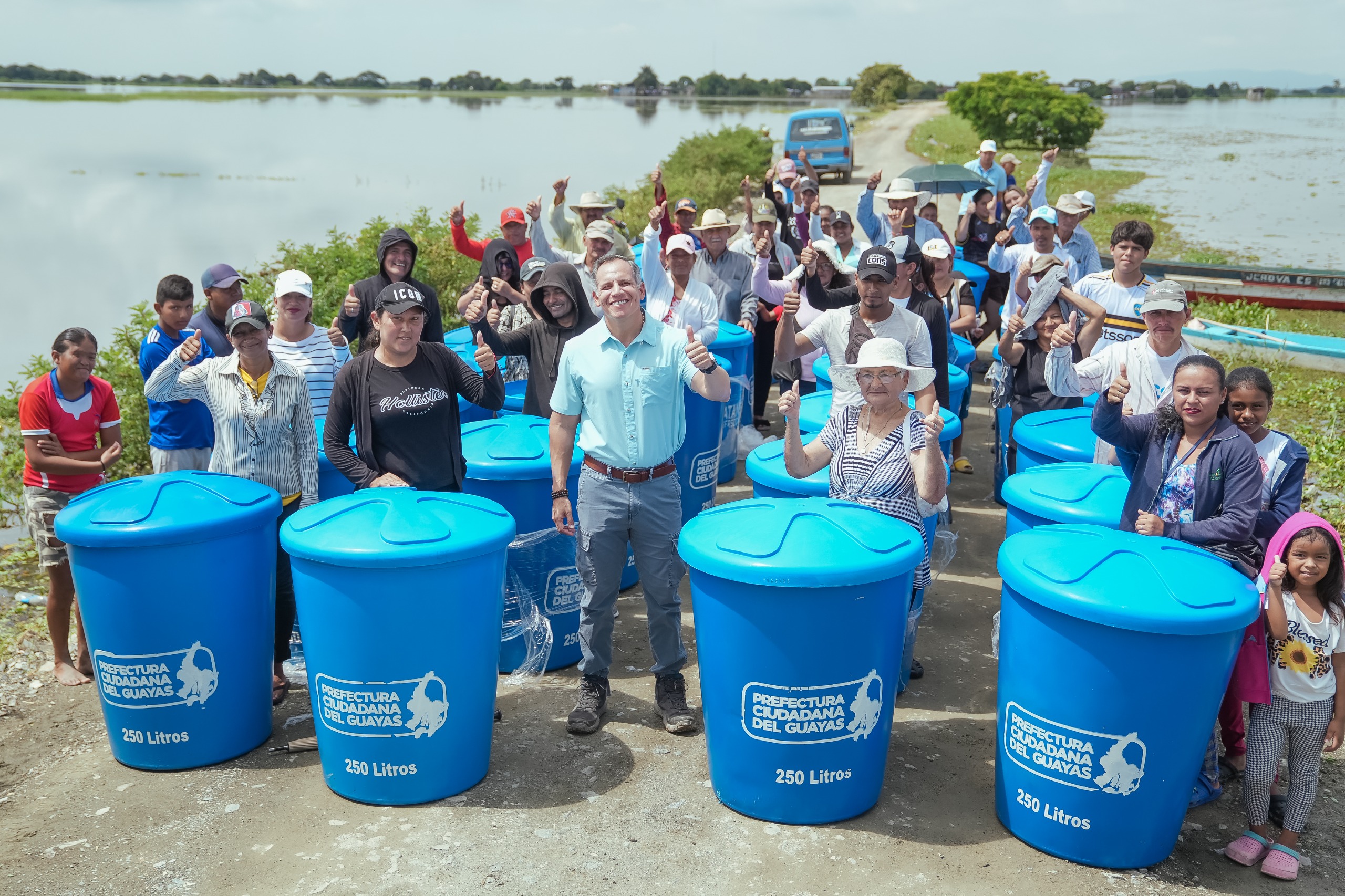Familias de Samborondón reciben kits de agua segura y ayuda humanitaria