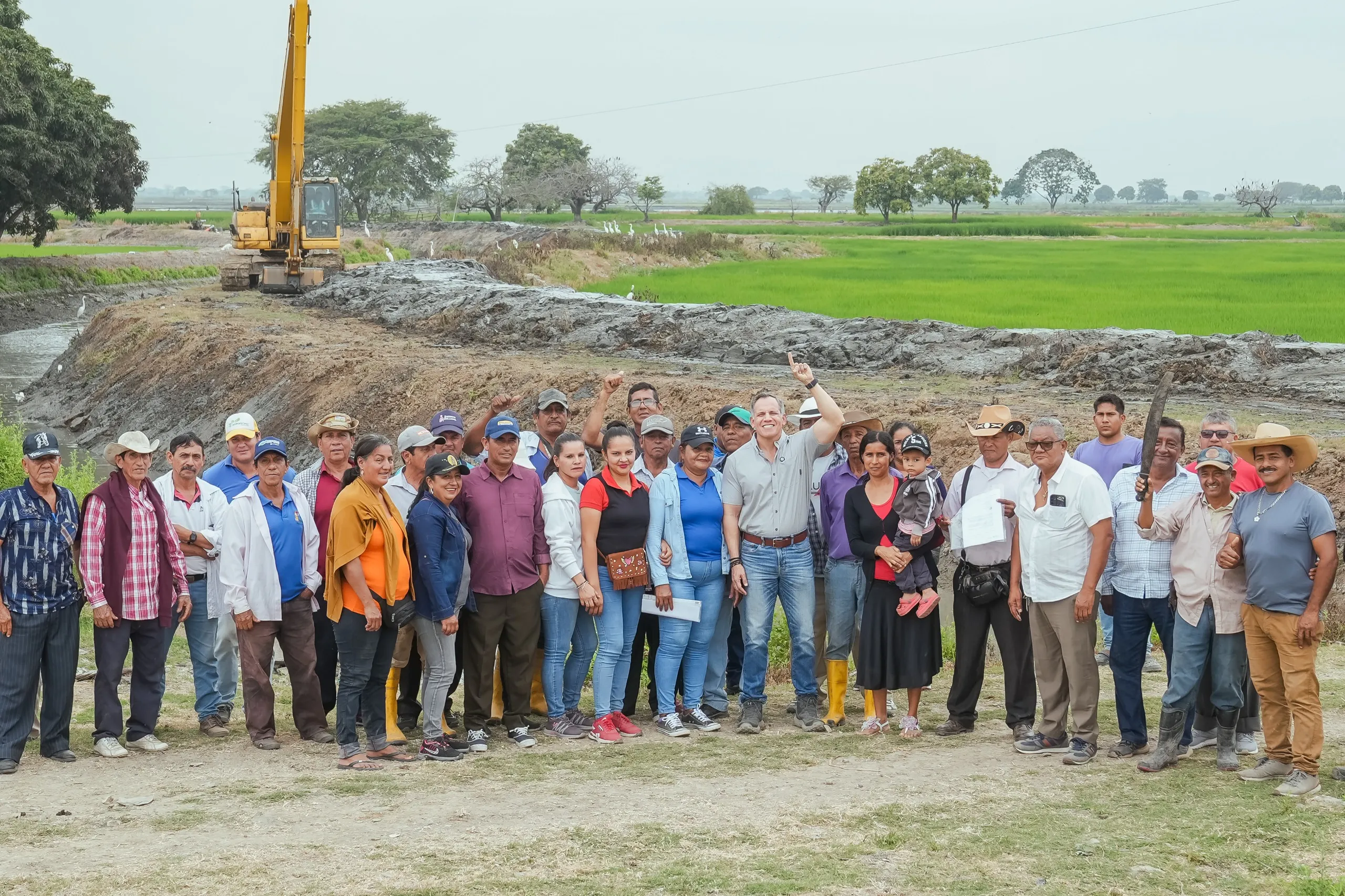Desazolve del estero Santa Rosa mejora riego en Samborondón