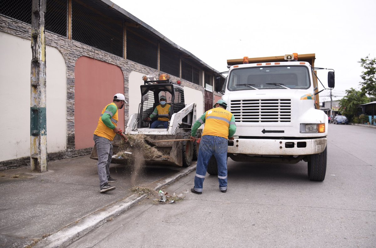 Minga de limpieza en San Jacinto y Sucre despejó calles de Samborondón