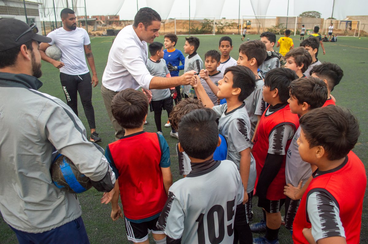 Niños de La Puntilla entrenan en canchas y salones municipales