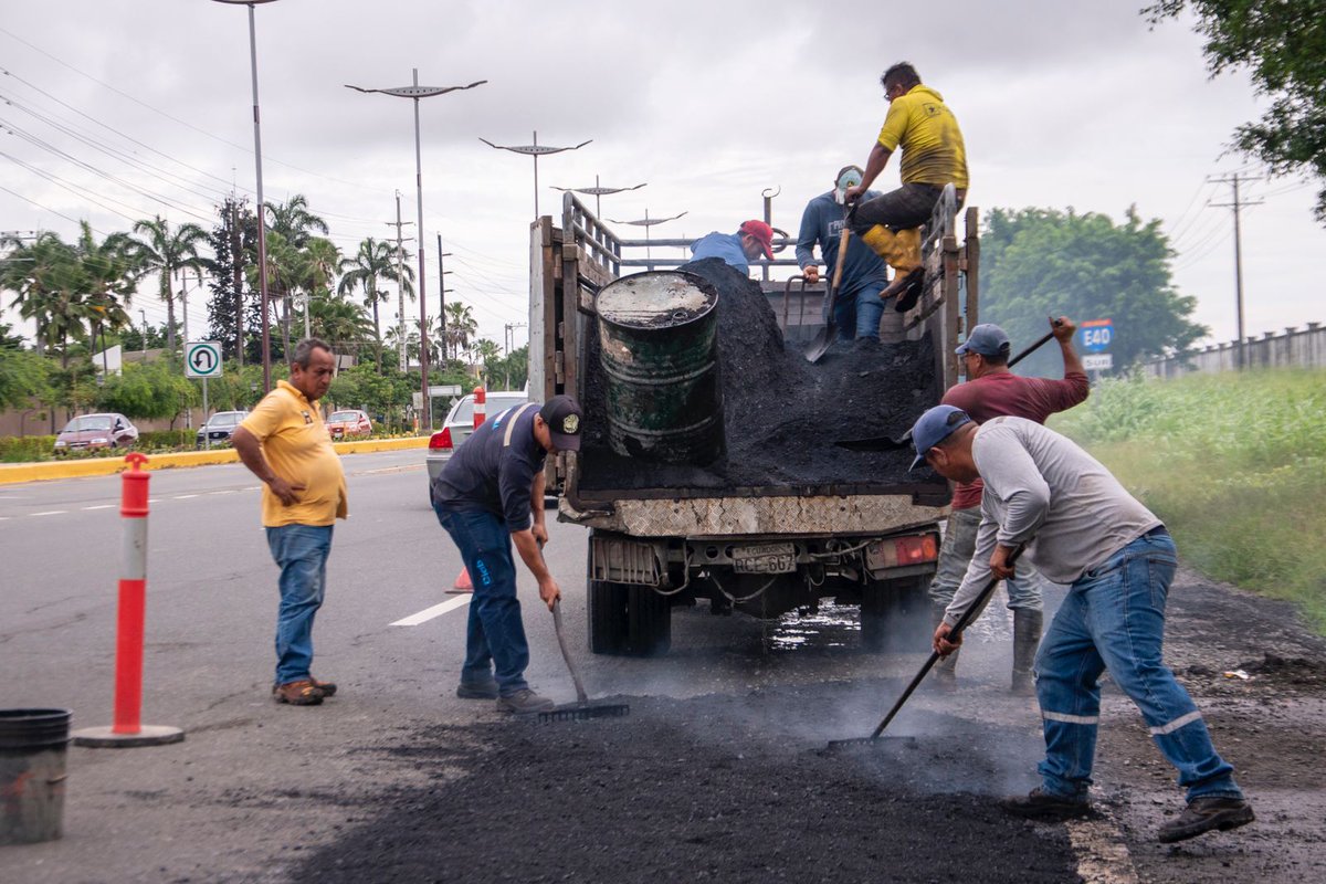 Bacheo en Av. Samborondón y Buijo Histórico marca el 17 de marzo