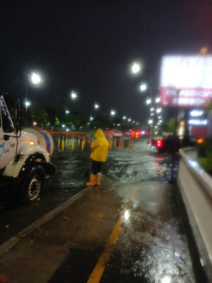 AMAGUA despeja sumideros y baja el agua en La Puntilla tras las lluvias