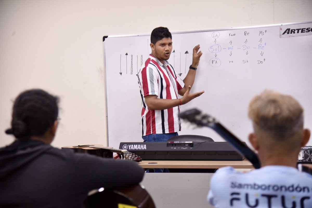 Clases de guitarra y bajo en Samborondón enseñan teoría musical a estudiantes