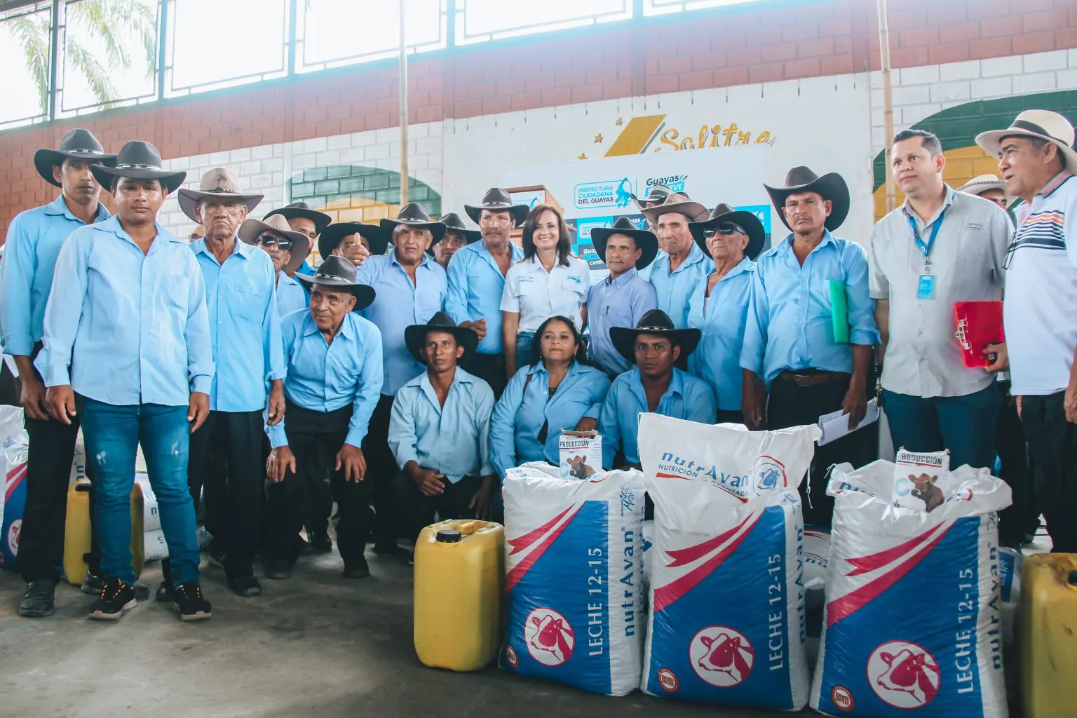 Pequeños ganaderos de Samborondón reciben insumos para mejorar su ganado