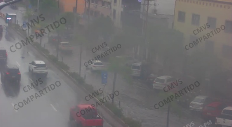Equipes de AMAGUA despejan sumideros obstruidos por basura en Entre Ríos