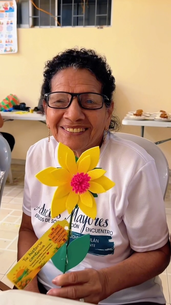 Adultos mayores del Grupal Tarifa celebran el mes de las flores amarillas con creatividad