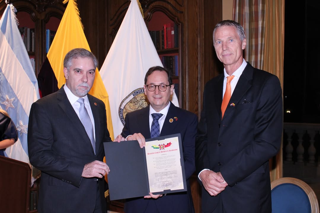 Bomberos de Samborondón rinden homenaje al Cuerpo Consular en su 58 aniversario