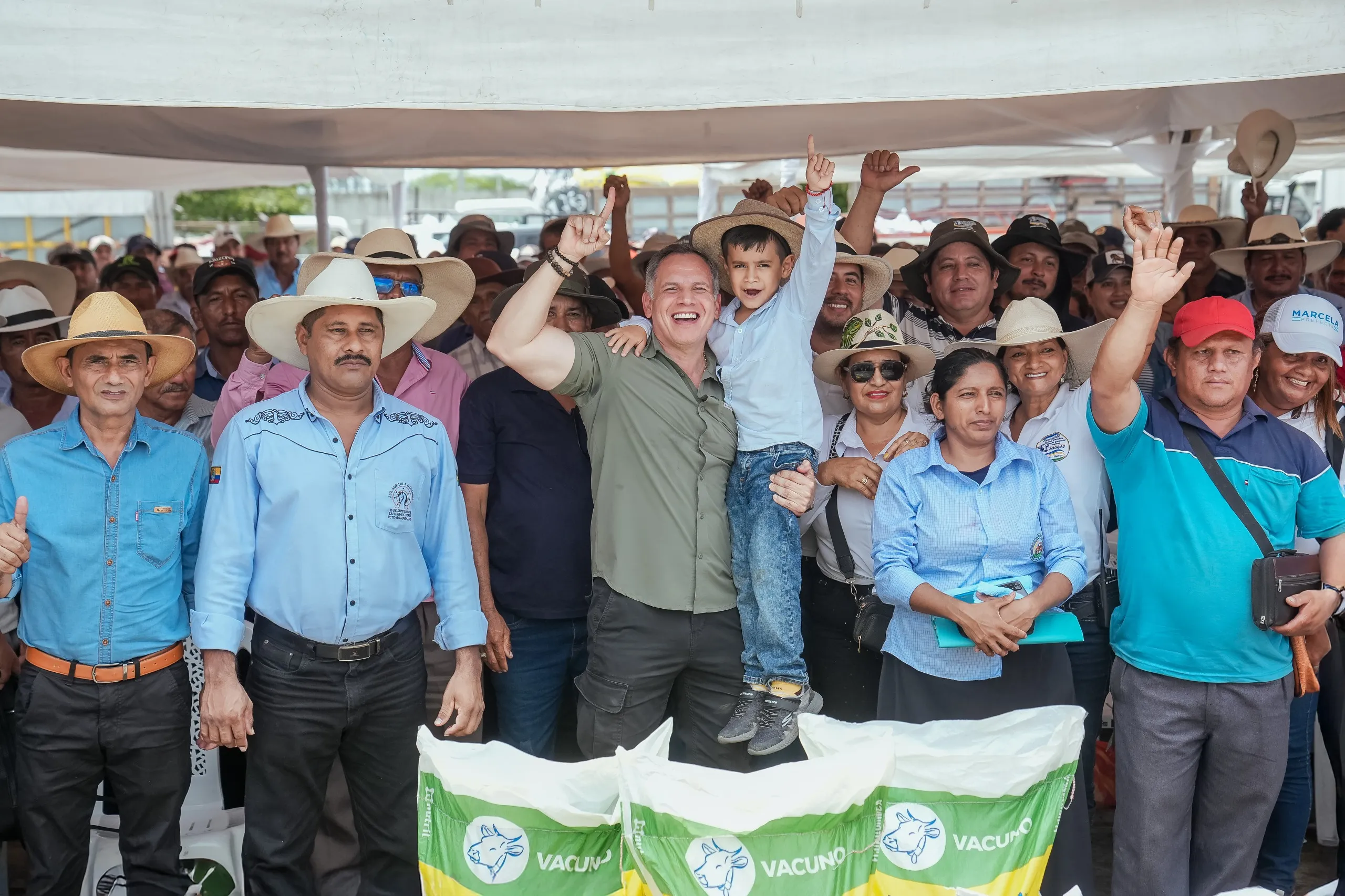 Prefectura del Guayas entrega insumos pecuarios a 460 ganaderos en Samborondón y Jujan