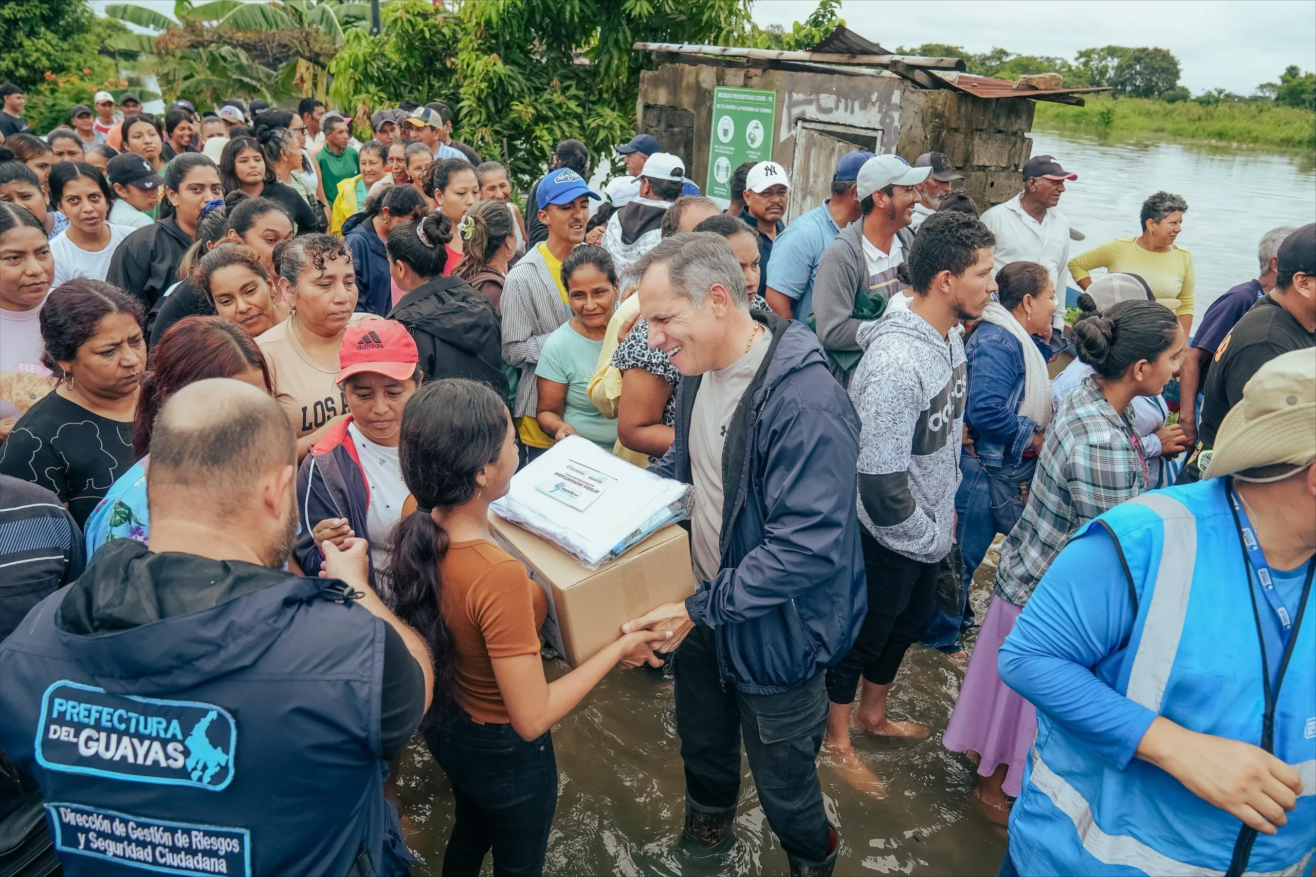 En canoa hasta Villa Mercedes, la Prefectura del Guayas entrega ayuda a 320 familias en Samborondón