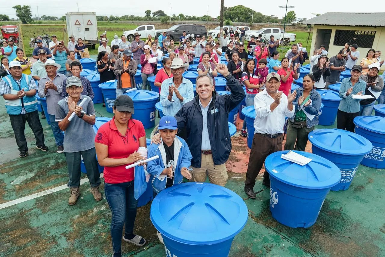 Entrega de kits de agua segura en Samborondón para frenar el dengue