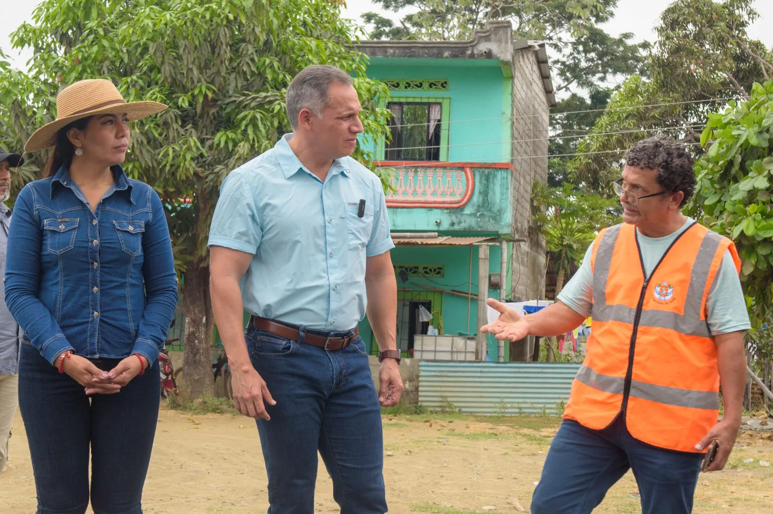 Asfaltan 19 km en Samborondón para conectar Salitre tras años sin obras