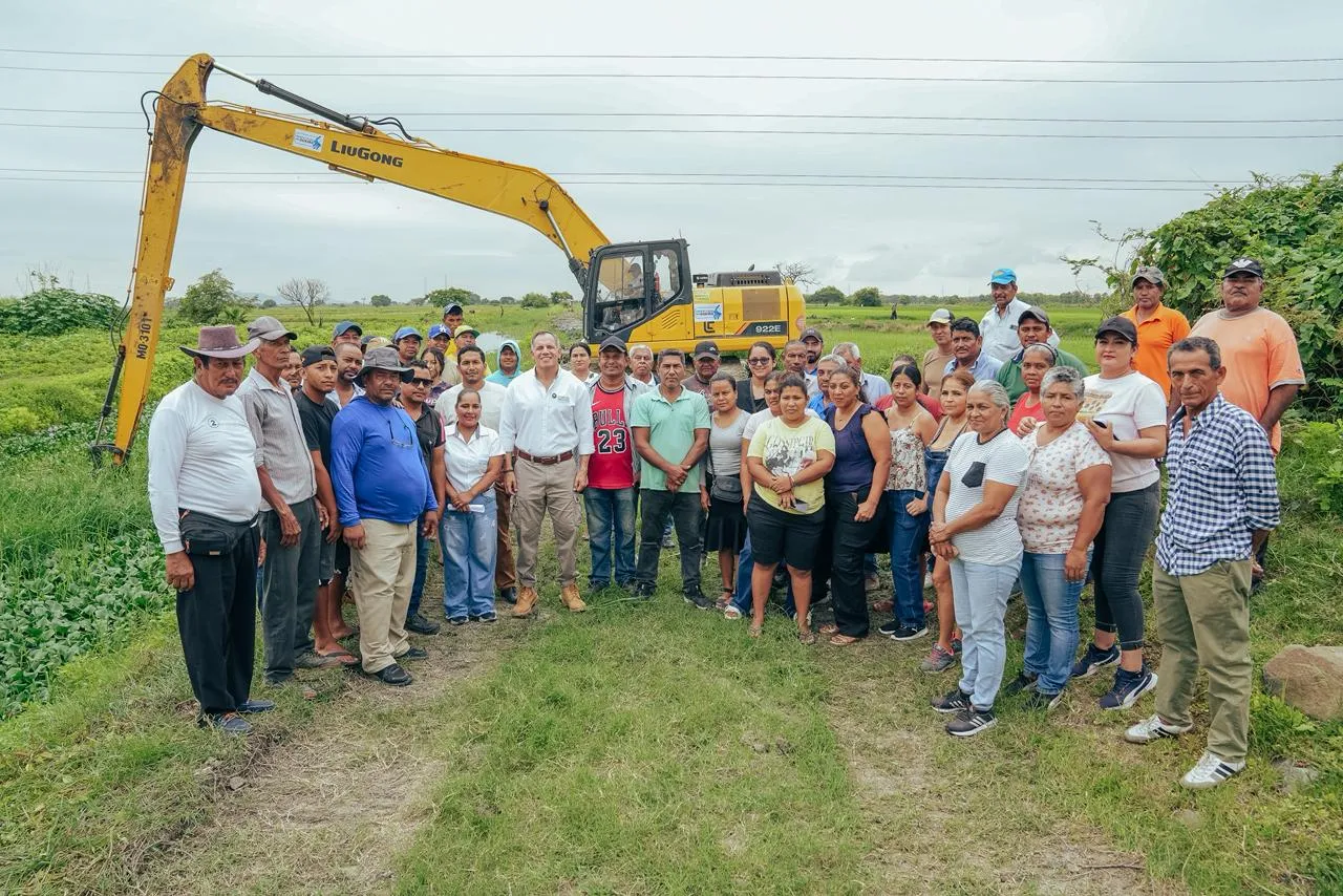 Limpieza en Barranca Central recupera el agua para arroceros de Samborondón