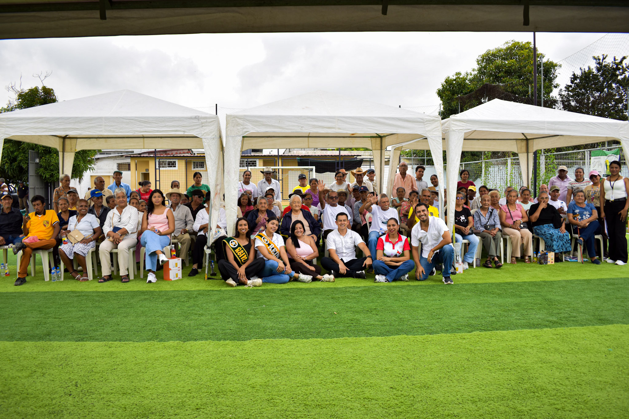 Adultos mayores de Tarifa reciben kits y celebraron integración