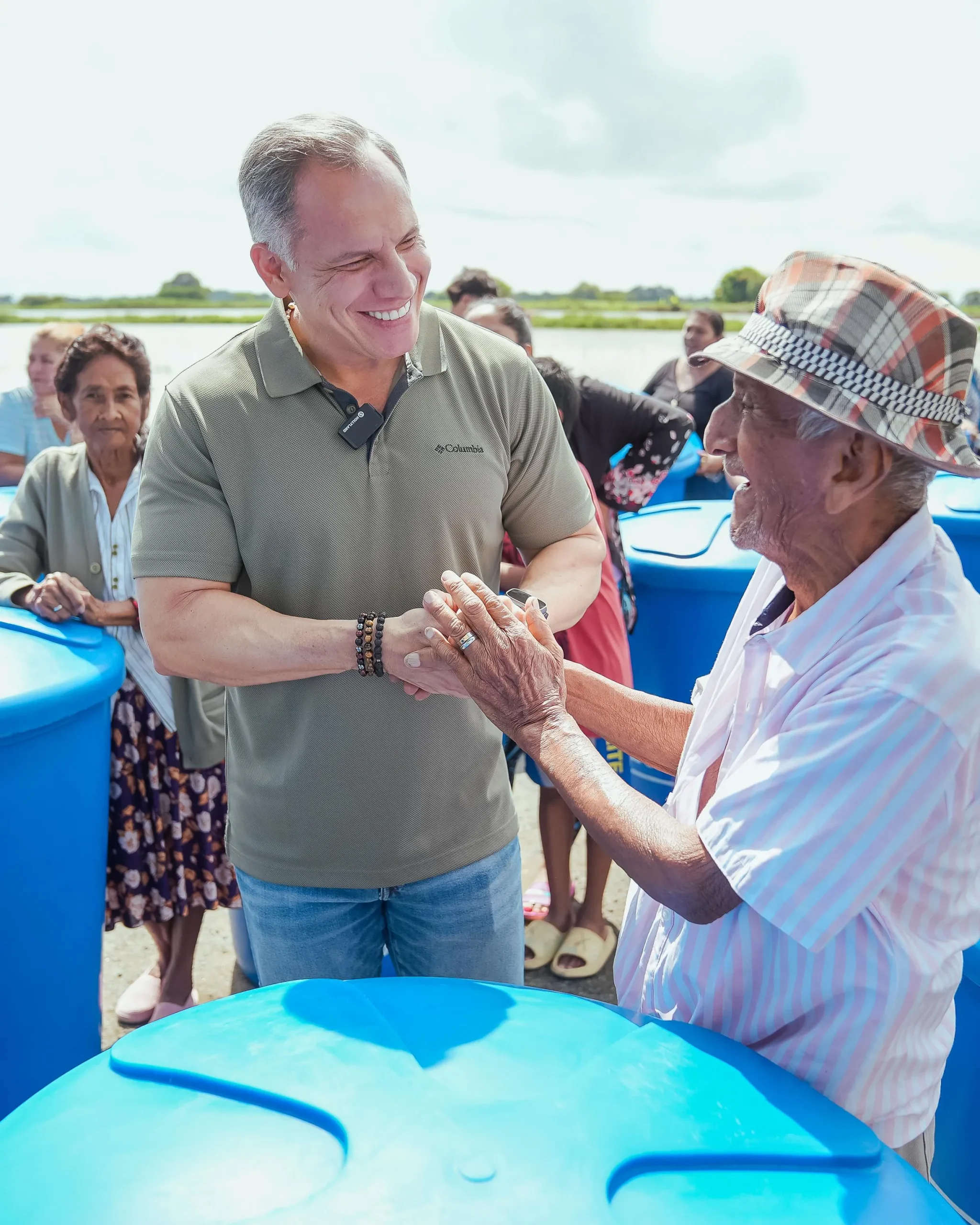 Prefectura del Guayas entrega 86 kits de agua segura a familias de Tarifa